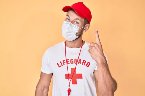 Jonge Blanke Man Draagt Badmeester Shirt Met Een Medisch Masker — Stockfoto