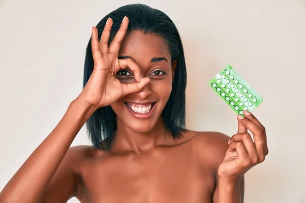 Junge Afrikanisch Amerikanische Frau Mit Baby Pillen Lächelnd Glücklich Dabei — Stockfoto