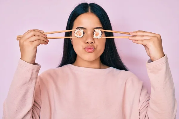 Jovem Bela Menina Asiática Colocando Sushi Nos Olhos Usando Pauzinhos — Fotografia de Stock