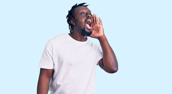 Joven Hombre Afroamericano Con Trenzas Con Camiseta Blanca Casual Gritando —  Fotos de Stock