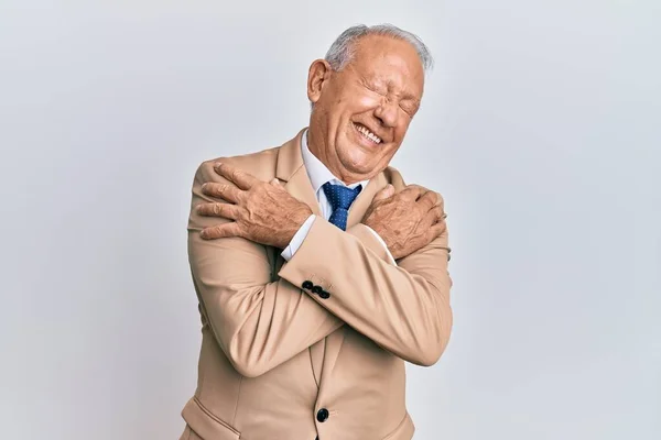 Homem Caucasiano Sênior Vestindo Terno Negócios Abraçando Feliz Positivo Sorrindo — Fotografia de Stock