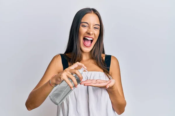 Mulher Hispânica Jovem Usando Gel Higienizador Mão Sorrindo Rindo Duro — Fotografia de Stock