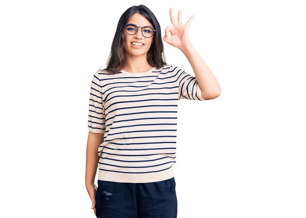 Morena Adolescente Con Ropa Casual Gafas Sonriendo Positiva Haciendo Signo —  Fotos de Stock