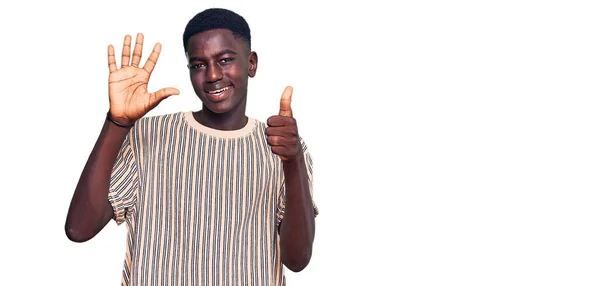 Молодий Афроамериканець Одягнений Повсякденний Одяг Показує Вказує Вгору Пальцями Номер — стокове фото