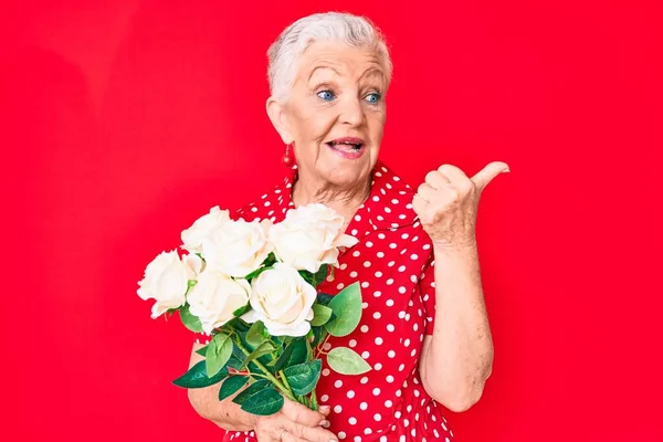 Senior Beautiful Woman Blue Eyes Grey Hair Holding Bouquet White — Stock Photo, Image