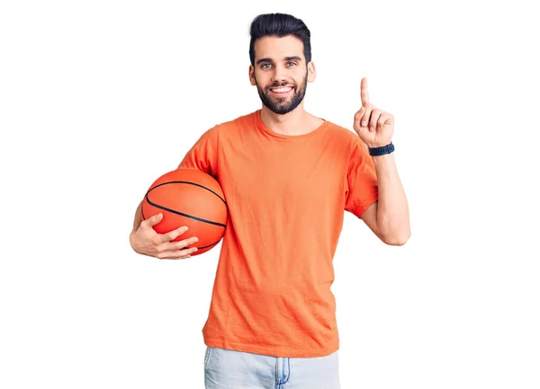 Junger Gutaussehender Mann Mit Bart Und Basketballkorb Überrascht Mit Einer — Stockfoto