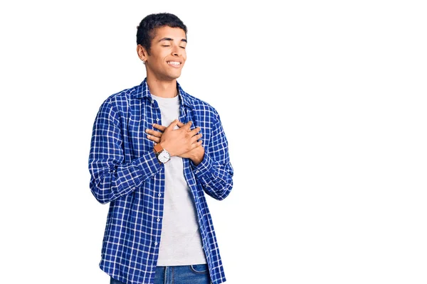 Jovem Afro Americano Vestindo Roupas Casuais Sorrindo Com Mãos Peito — Fotografia de Stock