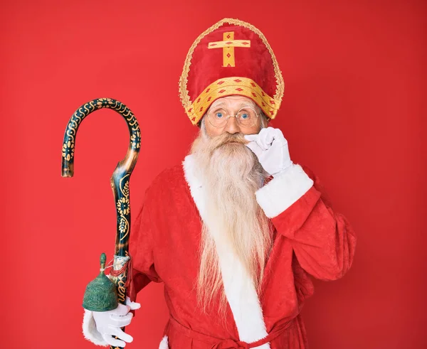 Velho Homem Sênior Com Cabelos Grisalhos Barba Longa Vestindo Tradicional — Fotografia de Stock