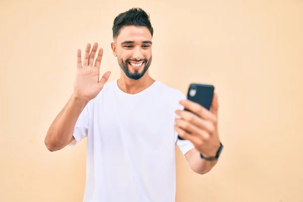 Genç Arap Adam Gülümseyerek Şehirde Akıllı Telefon Kullanarak Video Araması — Stok fotoğraf