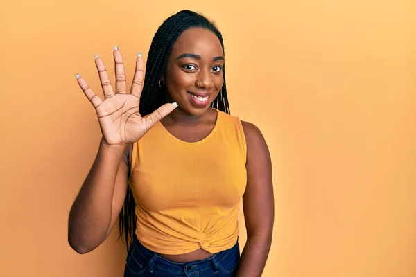 Jeune Femme Afro Américaine Portant Des Vêtements Décontractés Montrant Pointant — Photo