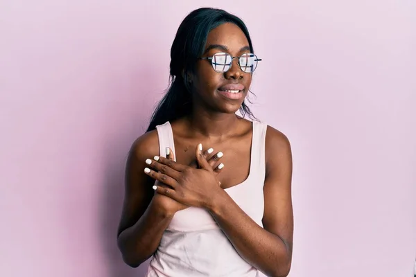 Gündelik Kıyafetler Gözlük Takan Genç Afrikalı Amerikalı Kadın Elleri Göğsünde — Stok fotoğraf