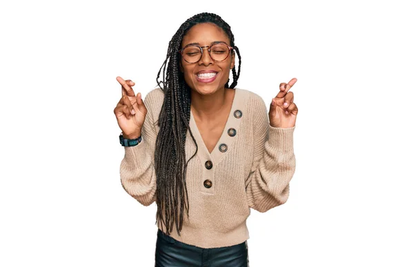 カジュアルな服を着たアフリカ系アメリカ人女性が希望と目を閉じて笑顔を交差ジェスチャー 幸運と迷信の概念は — ストック写真