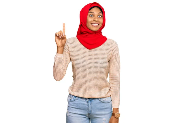 Jovem Afro Americana Vestindo Tradicional Lenço Islâmico Hijab Mostrando Apontando — Fotografia de Stock