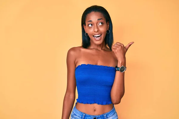 Junge Afrikanisch Amerikanische Frau Lässiger Kleidung Lächelt Mit Glücklichem Gesicht — Stockfoto