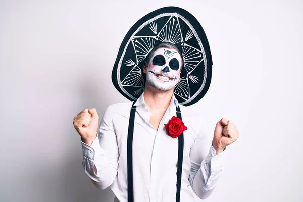 Homme Portant Jour Costume Mort Sur Blanc Très Heureux Excité — Photo