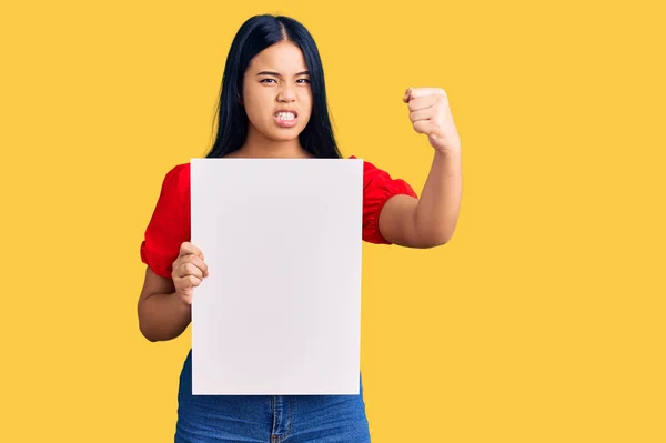 Junge Schöne Asiatische Mädchen Mit Leeren Banner Genervt Und Frustriert — Stockfoto