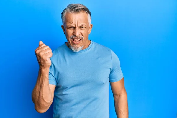 Orta Yaşlı Gri Saçlı Günlük Kıyafetler Giyen Kızgın Kızgın Bir — Stok fotoğraf