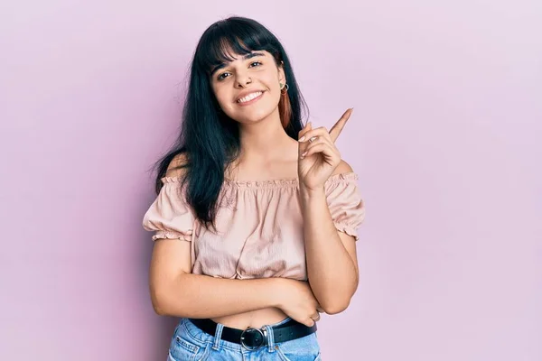 Junges Hispanisches Mädchen Lässiger Kleidung Mit Einem Breiten Lächeln Gesicht — Stockfoto