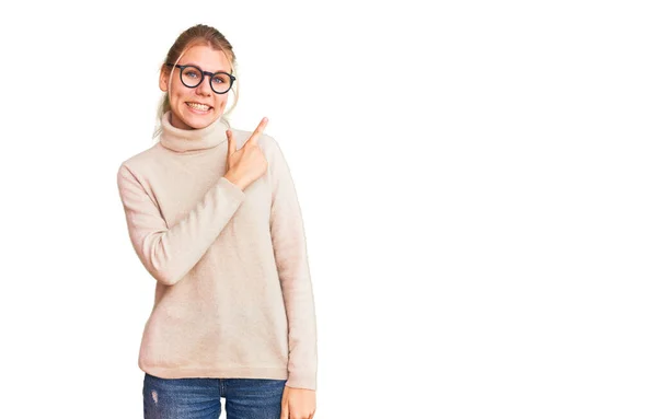 Junge Schöne Blonde Frau Trägt Rollkragenpullover Und Brille Fröhlich Mit — Stockfoto