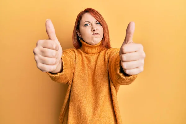 Mujer Pelirroja Hermosa Haciendo Pulgares Hacia Arriba Gesto Positivo Escéptico —  Fotos de Stock