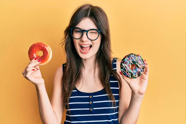 Jovem Bela Menina Caucasiana Segurando Saborosos Donuts Coloridos Piscar Olhos — Fotografia de Stock