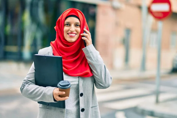 Młoda Arabska Bizneswoman Rozmawiająca Przez Smartfona Pijąca Kawę Mieście — Zdjęcie stockowe