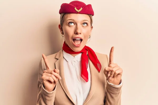 Jeune Belle Fille Blonde Portant Uniforme Hôtesse Air Étonnée Surprise — Photo