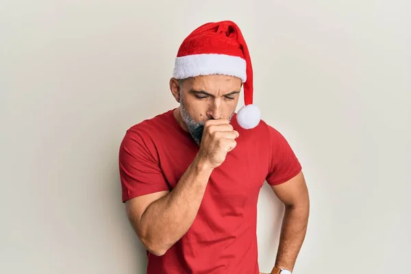 Ein Gutaussehender Mann Mittleren Alters Mit Weihnachtsmütze Und Sommerlichem Shirt — Stockfoto