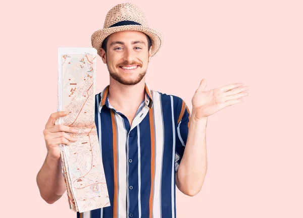 Joven Hombre Caucásico Guapo Con Sombrero Verano Sosteniendo Mapa Ciudad —  Fotos de Stock