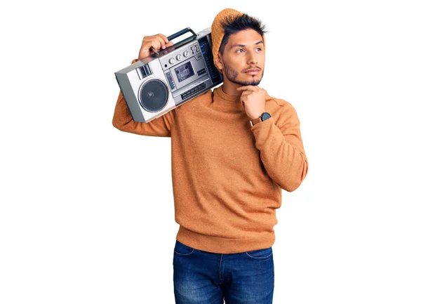 Guapo Joven Latinoamericano Sosteniendo Boombox Escuchando Música Con Mano Barbilla —  Fotos de Stock