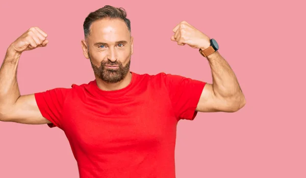 Knappe Man Van Middelbare Leeftijd Die Een Casual Rood Tshirt — Stockfoto