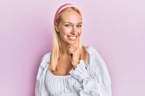 Jeune Fille Blonde Portant Des Vêtements Décontractés Souriant Regardant Avec — Photo