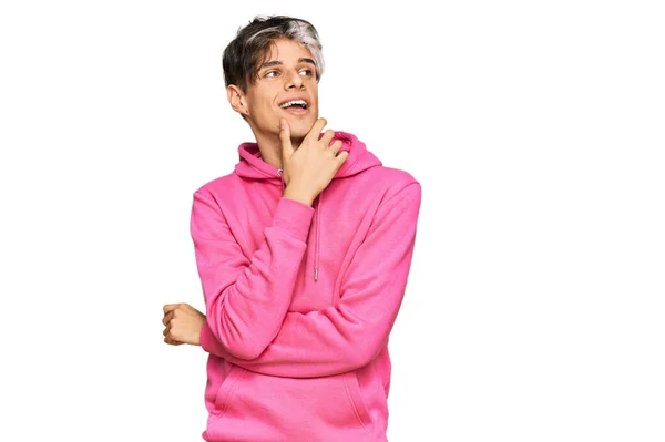 Junger Hispanischer Mann Lässigem Rosafarbenem Sweatshirt Mit Der Hand Kinn — Stockfoto