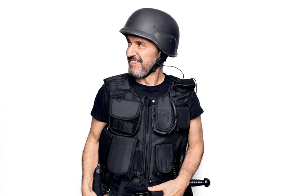 방탄조끼와 안전모를 착용하고 중년의 잘생긴 경찰관 프로필에 스러운 얼굴과 자신감 — 스톡 사진