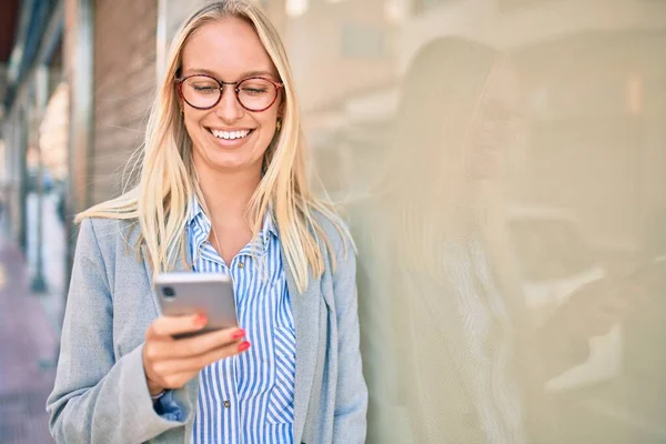 Ung Blond Affärskvinna Ler Glad Med Smartphone Stan — Stockfoto