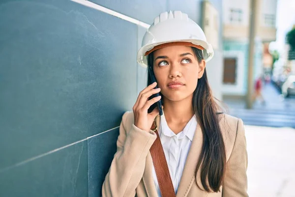 Ung Latinarkitekt Flicka Med Allvarliga Uttryck Talar Smartphone Staden — Stockfoto