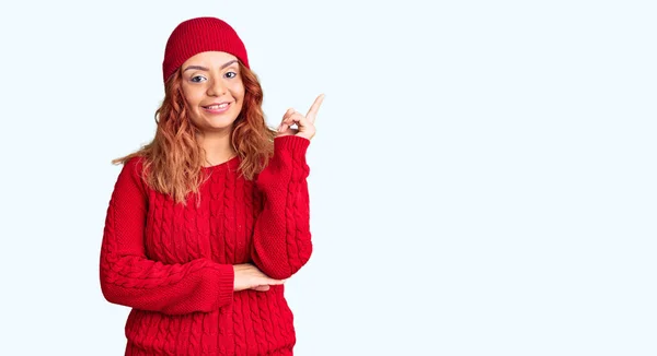 Jong Latin Vrouw Dragen Casual Kleding Glimlachen Gelukkig Wijzend Met — Stockfoto