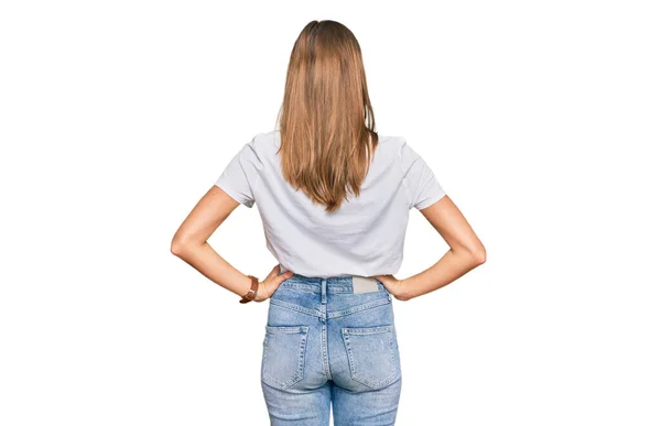 Schöne Junge Blonde Frau Trägt Legeres Weißes Shirt Das Rückwärts — Stockfoto