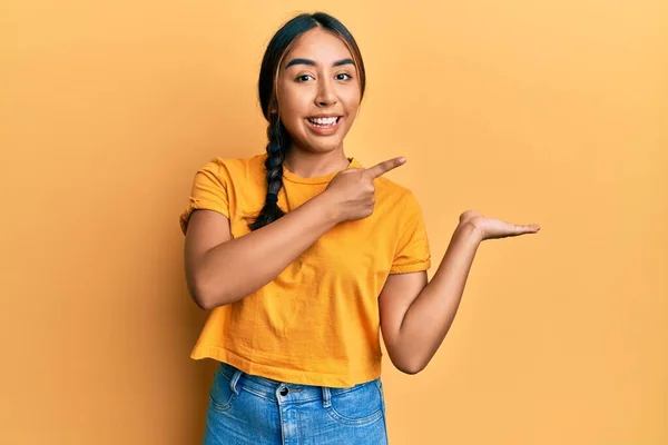 Giovane Donna Latina Indossa Abiti Casual Stupito Sorridente Alla Fotocamera — Foto Stock