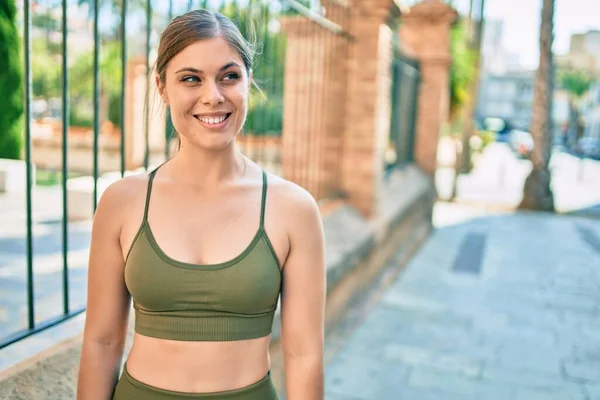 Joven Deportista Rubia Usando Ropa Deportiva Haciendo Ejercicio Ciudad —  Fotos de Stock