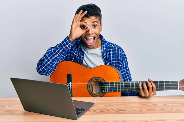 Joven Guapo Afroamericano Hombre Aprendiendo Guitarra Clásica Tutorial Línea Sonriendo —  Fotos de Stock