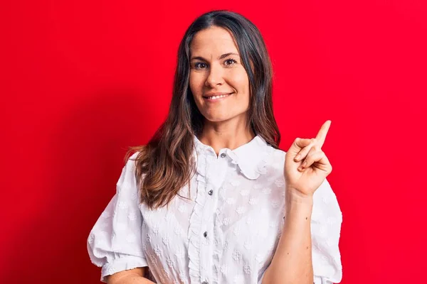 Jovem Bela Mulher Morena Vestindo Camisa Casual Sobre Fundo Vermelho — Fotografia de Stock