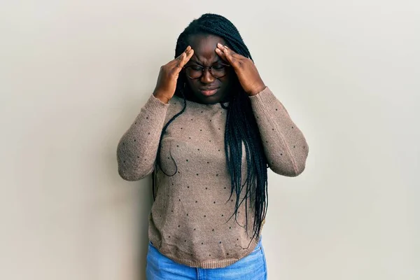 Jeune Femme Noire Avec Des Tresses Portant Des Vêtements Décontractés — Photo