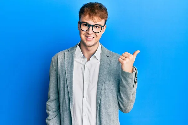 Jovem Caucasiano Vestindo Roupas Elegantes Óculos Sorrindo Com Rosto Feliz — Fotografia de Stock