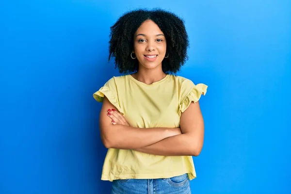 Ung Afrikansk Amerikansk Flicka Klädd Avslappnade Kläder Glad Ansikte Leende — Stockfoto