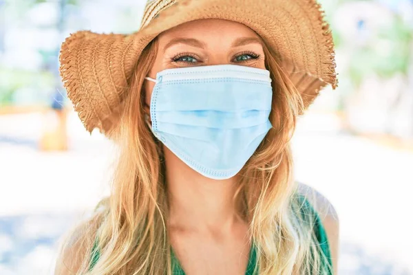 Jonge Mooie Blonde Vrouw Vakantie Met Zomerhoed Medisch Masker Staande — Stockfoto