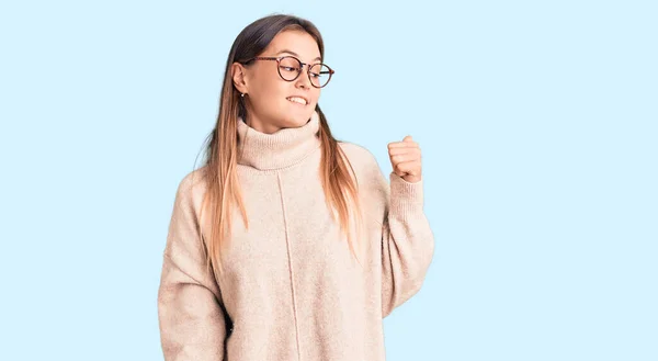 Beautiful Caucasian Woman Wearing Wool Winter Sweater Smiling Happy Face — Stock Photo, Image