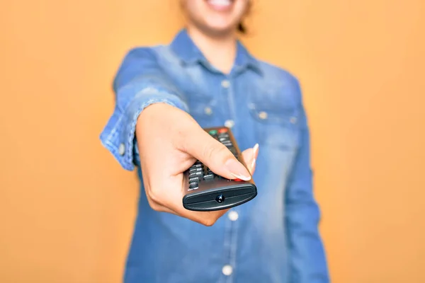 Femme Éteignant Télévision Avec Télécommande Debout Sur Fond Jaune Isolé — Photo