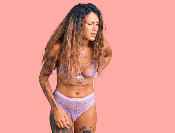 Mulher Hispânica Jovem Com Tatuagem Vestindo Lingerie Sofrendo Dor Nas — Fotografia de Stock