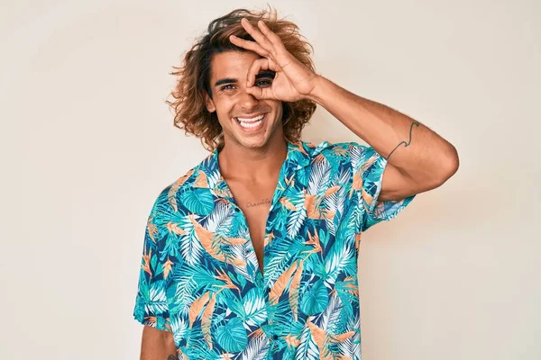 Yazlık Tişört Giyen Genç Spanyol Adam Gülümsüyor Mutluluktan Gülümsüyor — Stok fotoğraf